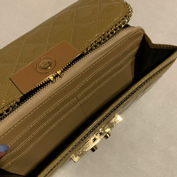 Elegant Gold Quilted Clutch - Picture 5 of 9